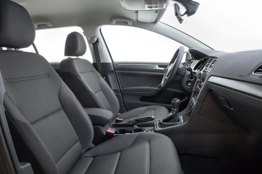 Интерьер Volkswagen Golf TSI SportWagen 4Motion (Typ 5G) 2017 года  (NA) (фото 6 из 10)